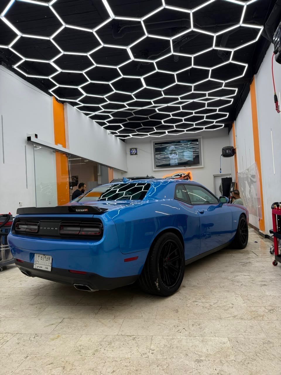 السلام عليكم / للبيع فقط 
دوج جالنجر موديل 2015 /SXT PLUS 
فول مواصفات داخل جلد اسود 
فتحة سقف
لون مميز بحري 
تدفئة وتبريد مقاعد 
شاشة كبيرة 
تبريد ثلج 
رادرات جانبية وخلفية 
بصمة 
تشغيل عن بعد 
السيارة عليها ادامة جديدة وبوليش جديد 
السيارة بدون اي مصرف 
ماشية 103,000 كيلو 
صورة الحادث مرفقة ويا 
حادثها جامغ وباب الراكب وجاملغ السايق 
( ثلاث قطع ) 
للاستفسار اكثر الاتصال على هذا الرقم 
متواجد واتساب / ***********
155 عارضها بيها مجال