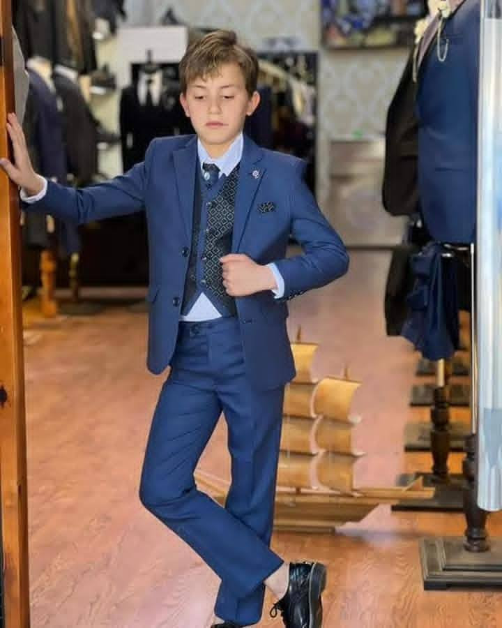 عرس 💍🎺عيد ميلاد 🎂 رفعة علم 🇮🇶 تخرج 🎓
طقم رسمي ولادي جميع الاحجام من 9شهر الى 14سنة
شارع الفاروق مقابل القائم مقام مجاور صياغة الرحمن
*********** واتساب
