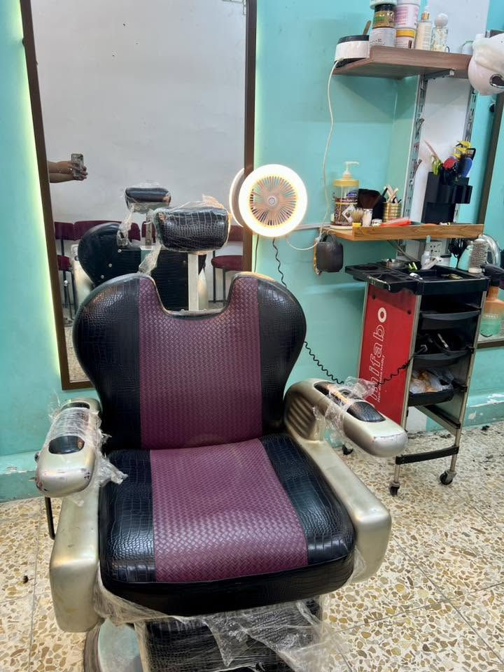 سلام عليكم متوفر للبيع كرسي حلاقة نضيف +مرايه جديده السعر 200وبيهن مجال حك جيه توصيل ما عندي الأغراض نضيفه الله شاهد كرسي شغال   مكاني بلديات شارع السجه متواجد واتساب فقط ***********
