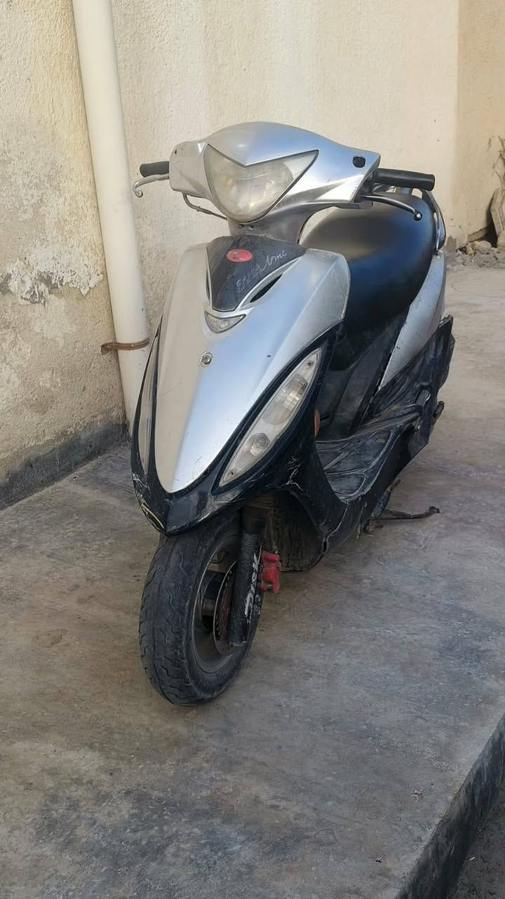 دراجة كامكو جي فور
مكينه بلاد ما مفتوحة 
كهربائيات شغالة 
تاير خلفي وبنزات جديدة 
عوزهة بس ترتيب كفرات وتفيلس لان صوتهة عالي 
ب 400 وبيهة مجال 
رقمي ***********
