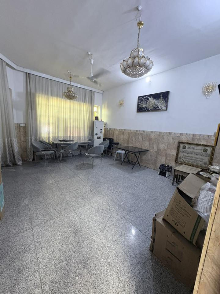 دار للبيع 🏠
🔹 المساحة: 200 متر
🔹 الطابو: ملك صرف
🔹 البناء: طابقين – بناء درجة أولى ونظيف جداً

التفاصيل:
▪️ 4 غرف نوم
▪️ صالة
▪️ استقبال
▪️ مطبخ
▪️ صحيات

📍 الموقع:
حلة – حي الشهداء الثانية
قرب كوفي الفانوس، سابع بيت عن الشارع
قريب من الشارع الرئيسي والمنطقة مشمولة بجميع الخدمات

📞 للاستفسار:
***********
