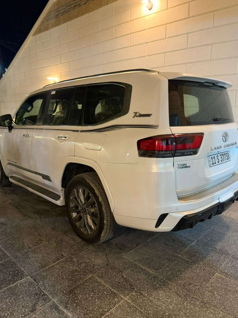 السلام عليكم للبيع او مراوس ببرادو  كون موديل 22 او 23 للعام السياره الاندكروز بيه صبغ للستفسار ***********
