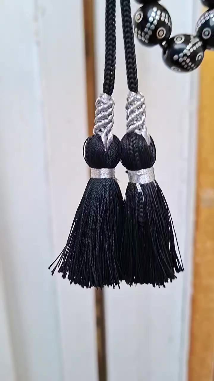 الله… 🤲🌹
يسر حجازي مكاوي قديم انتيك… 
العدد 37 خرزه دك عين وزنجيل 6 عيون 👀… 
نضافه فوووول وزن سبحه صافي 106 غرام خشنه

ملاحظه 💢 ابيع شرط يسر حجازي مكاوي قديم...  

الشراي فقط يتواصل خاص ...
ما راوس بيع فقط احبتي الغالين ...

 تواصل واتساب او على رقم ***********..
يوجد توصيل كافه محافظات العراق. 🚛...
