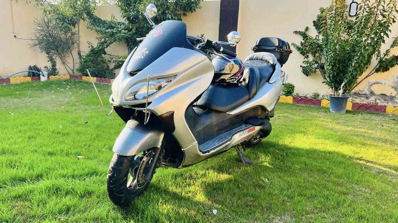 السلام عليكم
(دراجة نظيفه ومرتبة مال جناي مابيها نقص برغي
اكفلها كفاله عامه كلشي مابيها وجيب وياك اكبر فيتر يفحص)

الدراجة بصمة 

دهن امزويل

بانزين محسن 
 
مادة محسن بانزين

تايرات جديدة 

كفرات نظيفة 

محرك نظيف تكلب الدراجة اذا معجبك نظافة المحرك تعوفها وكروتك على حسابي

صلنصة رياضي تخبل سعرها ميقل عن ال150 الف

سستم سماعات +مضخم

لدات انارة داير مداير الدراجة كلها

صندوك جديد
تجي تفحص ترايك وين ماعنده الله كاع روح وفحص وشوفها اي واحد يعجبك

منظومة زنون 

عنواني ديالى ناحية هبهب 

(الماعنده رصيد يرمشلي اني اتصل عليه احسن من المراسله)

***********
