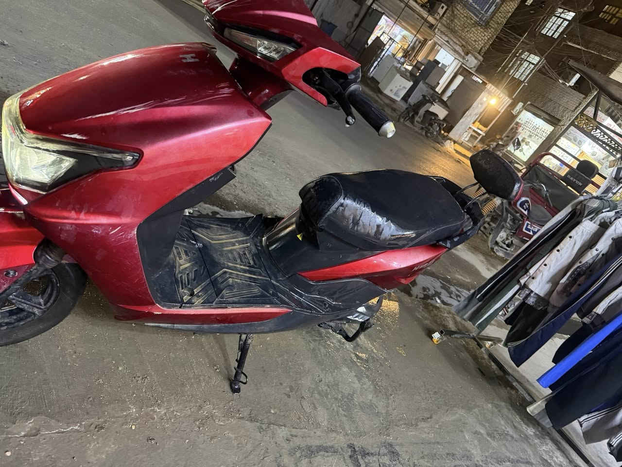 السلام عليكم دراجة شحن للبيع فول موصفات تشغيل عن بعد مفتحين لايت عالي ناصي اشاير يمنه ويسرا هورن مثبت سرعه ٣ سرع ٥ بطاريات كبار فول موصفات الرقم*********** السعر ٤٤٠ وبيه مجال
