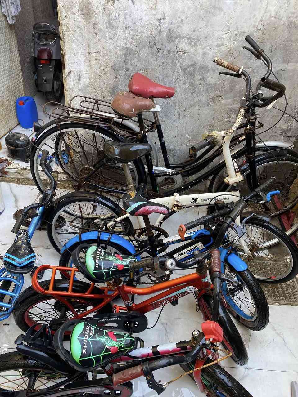 السلام عليكم بايسكلات للبيع البايسكل الاول حجم 26 نضيف ولثاني حجم 27 ولثالث طباكي ولباقي مثل ماتشوف كدامك 
رايدهن كلهن ب200 وبيهن مجال 
مكاني بصره جمهوريه 
واتساب ***********
