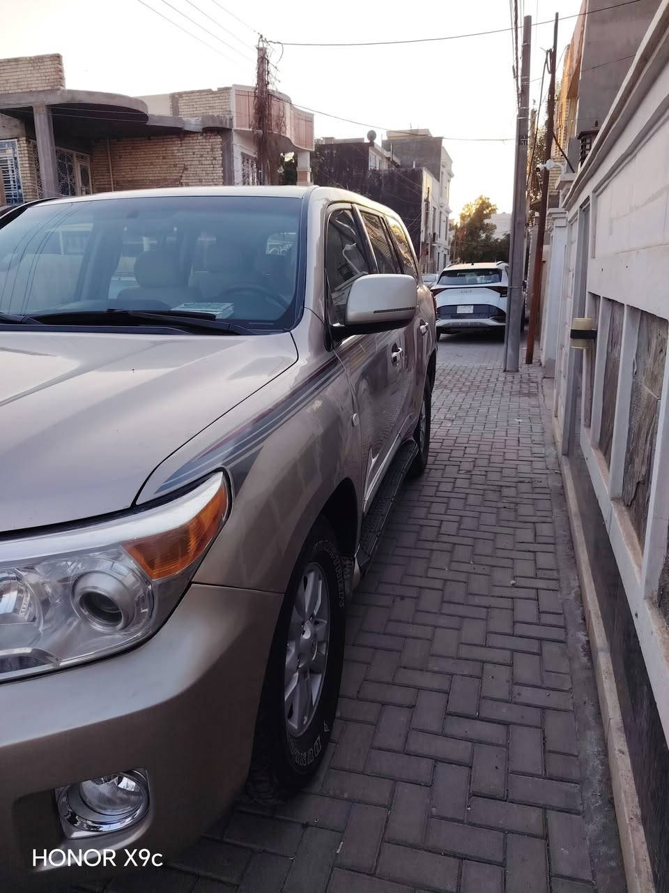 السلام عليكم اخوان
عندي لاندكروز موديل ٢٠١٠ بغداد
 رقم انكليزي بأسمي لون مميز ذهبي
 وسعرها مناسب ومستعجل على بيعتها وبالعافيه على التصير من نصيبه
. سياره حلوه جاهزه وترايها وين ميعجبكم
سته سلندر بيها منظومه غاز وشادلها منظومه بريك كامله جديده. 
محرك وكير وصدر وتايرات جاهزه وعلى الضمان بيها ثلاث قطع صبغ فقط
شاشه كبيره الحجم فيها تحكم كامل للمنظومات . 
سعرها  225 $
مكان السياره بغداد/السيديه
للاتصال ***********.او ***********
