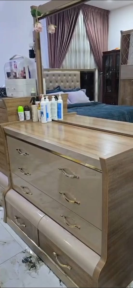 غرفه نوم تركيه تكمة درجة اولى وثقيله (بدون كنتور ❌)
  سرير بداخله مخزن وميز مرايه وميز تلفزيون وزاويه  وباب اضافي بالزاويه السعر ٤٥٠ وبيه مجال بسيط مكاني بغداد الكاظمية


**إذا كنت صاحب هذا الإعلان وتريد حذفه لأي سبب، رجاءا أرسل رسالة إلى الدعم الفني**