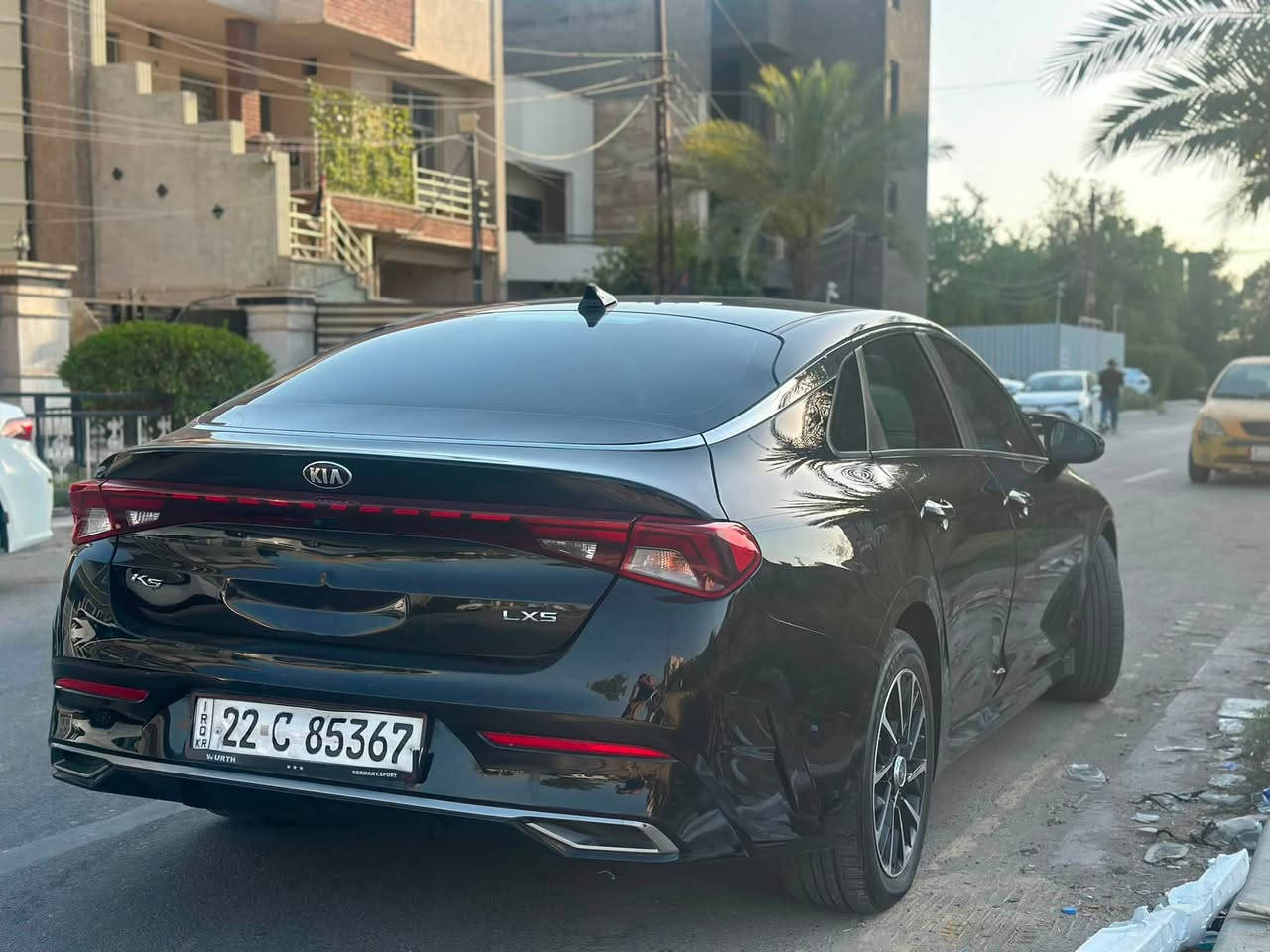موديل 21 K5
1600 T
ماشية 87,000 كيلو 
حادث امريكا موضع بالصورة  وبيها شبر  ب قبغ الجنطة و شبر ب الباب الامامي (بارد) بدون لغد بدون شاصي 
كير و محرك و صدر مكفوله 
السيارة بيها كتاب تضليل لمدة سنه كامله
مواصفات بصمة رادار امامي ,خلفي ,جانبي , تحديد مسار ,مثبت سرعة ,تشغيل عن بعد  
السعر ١٣٥ ورقه
للاتصال *********** واتساب
