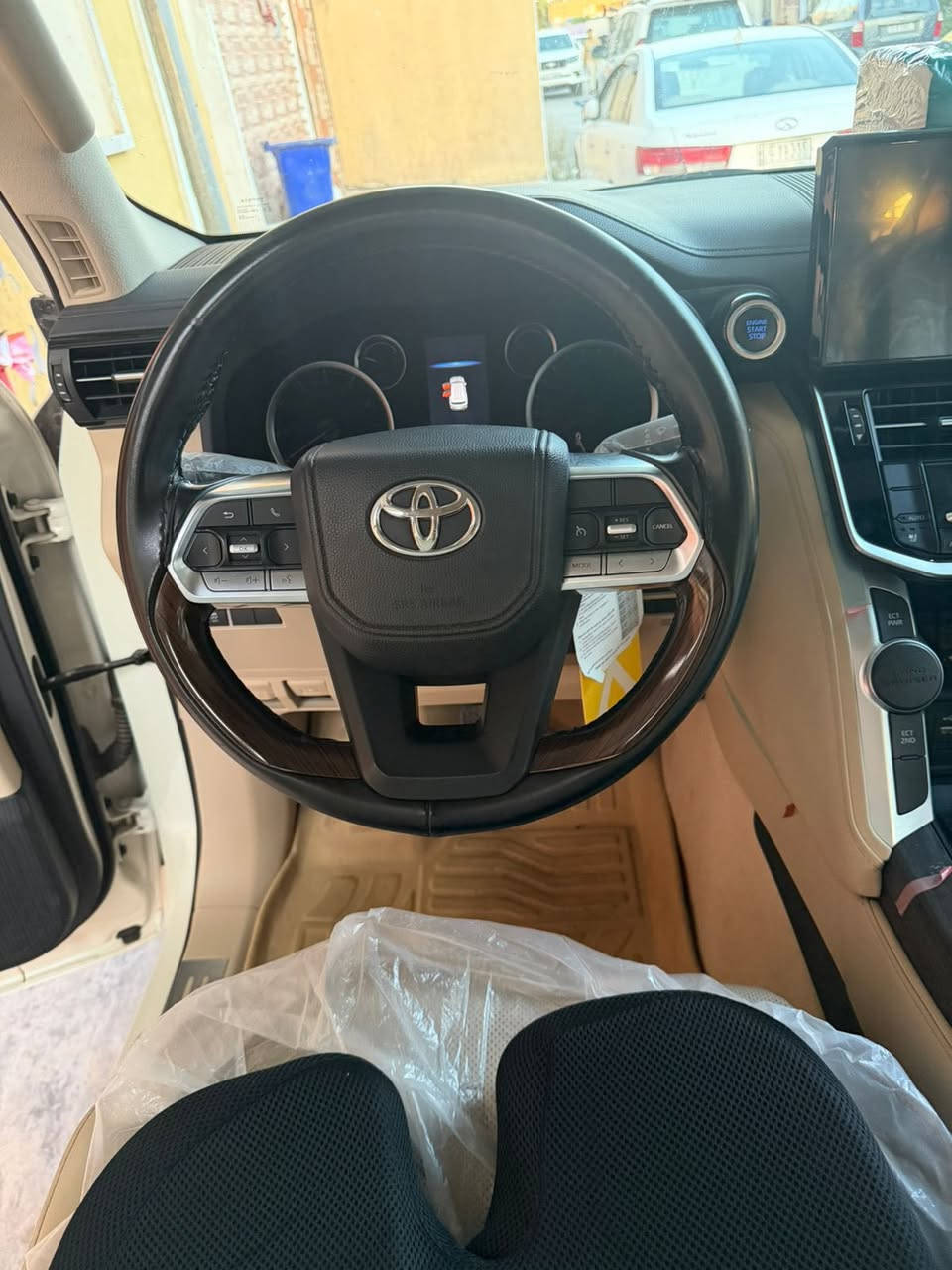 السلام عليكم شباب
لاندگروز 24 
ماشيه 27
GXR PREM LIMITED 

للاستفسار اكثر : ***********
