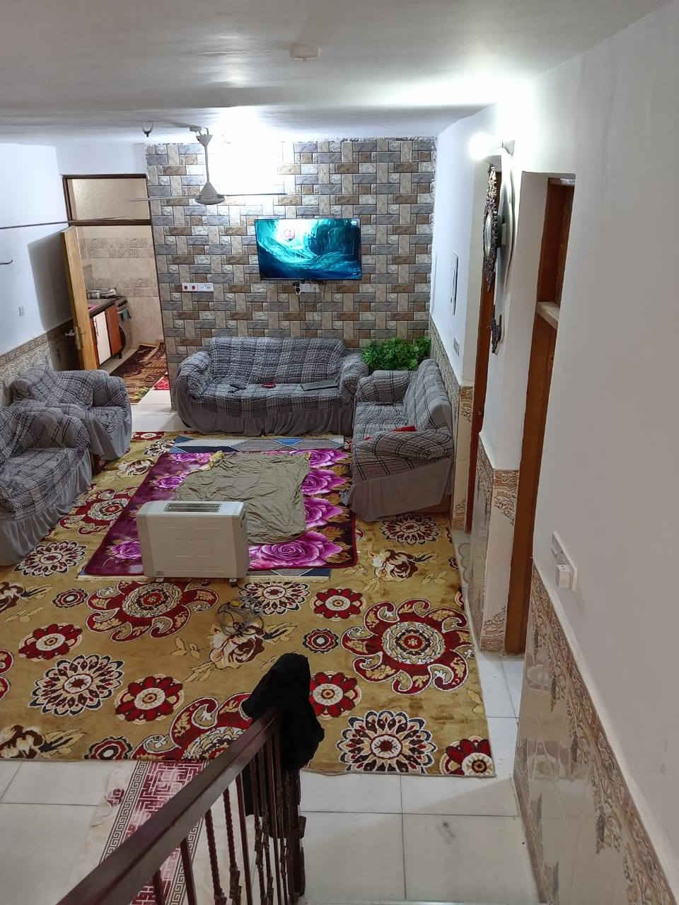 المساحة 180 متر

طابقين الطابق الاول غرف نوم وصاله ومطبخ واستقبال وصحيات داخلية وخارجية

الطابق الثاني غرفه نوم وصاله

البيت بناء التسعينات ومرمم حديث

واجهة 9 متر ونزال 20 متر

للاستفسار الاتصال على ***********

***********
