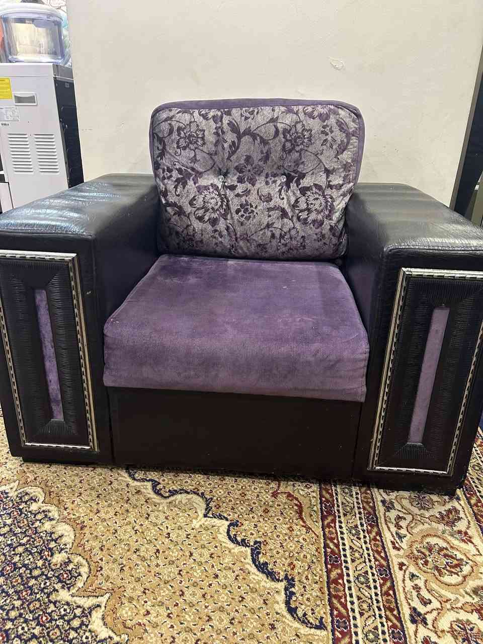 سلام عليكم 
يوجد تخم قنفات للبيع
يتكون من :
سبعة مقاعد 
مقدين مفرد 
ومقعد مزدوج
ومقعد ثلاثي 
مع سيت طبلات هديه 
للاستفسار عن السعر الاتصال على الأرقام التاليه:
***********
***********
