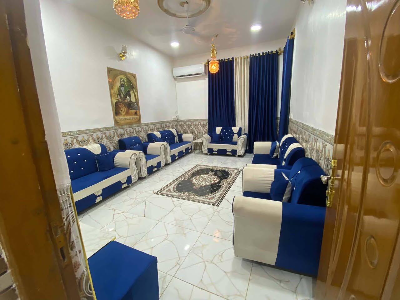 السلام عليكم بيت للبيع طابو زراعي سند 25 المساحه 120 متر يحتوي على استقبال وهول ومطبخ وغرفه نوم وصحيات والطابق الثاني يحتوي على غرفه نوم وحمام وبيتونه كبيره العنوان الثوره قرب بيت عليجه للاستفسار الاتصال على الرقم *********** او مراسله الخاص
