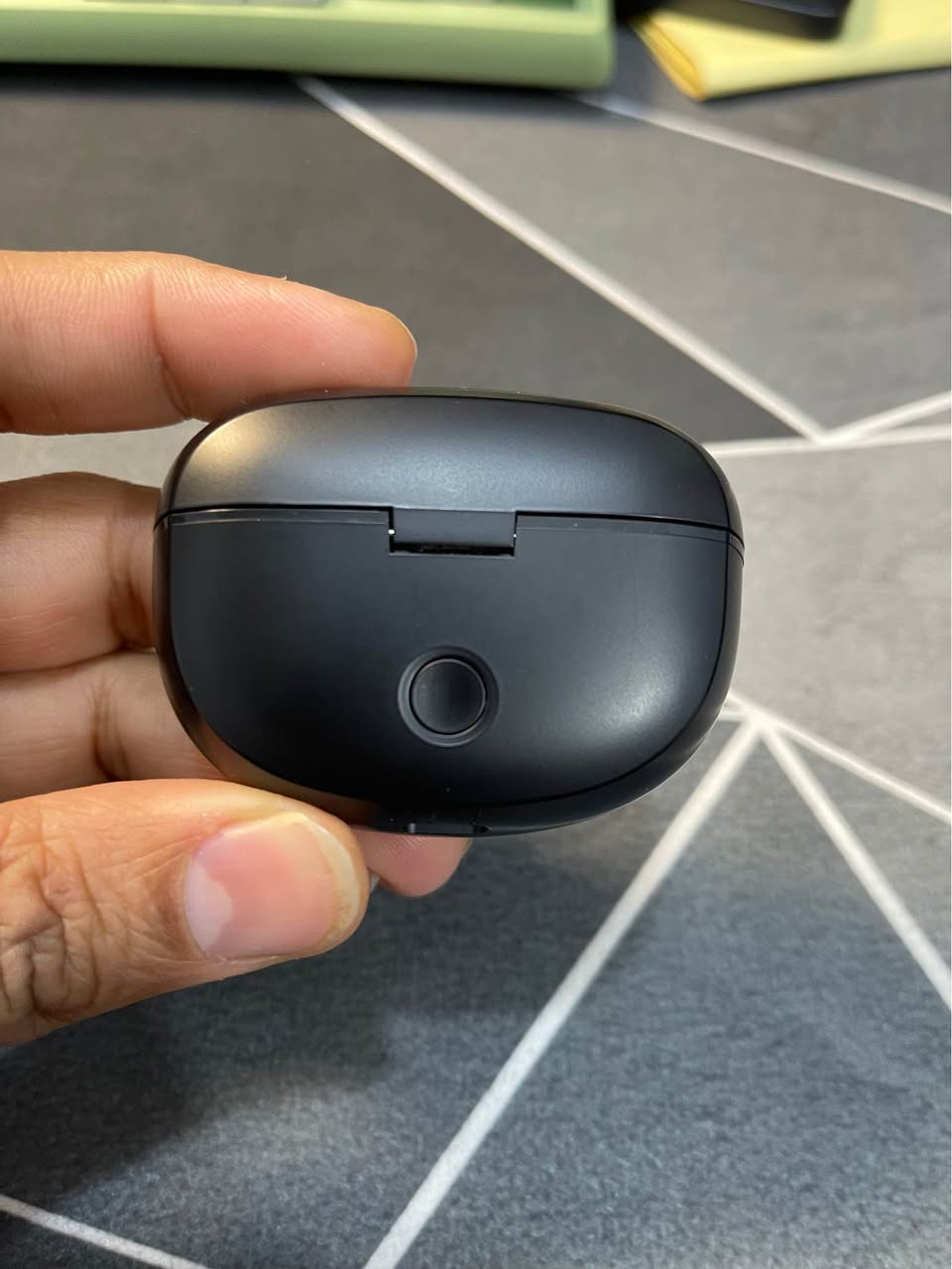 ايربود Bose Ultra Open Earbuds، وهي سماعات بلوتوث بتصميم مفتوح (Open-ear) يلتف حول الأذن. 
 
التصميم والراحة: تصميم فريد يشبه "كفة الأذن" (ear cuff) لراحة طوال اليوم وإبقاء الأذن مفتوحة لسماع المحيط الخارجي. 
تقنية الصوت: تستخدم تقنية Bose OpenAudio لتوجيه صوت غني ومفصل إلى أذنك دون الحاجة لإدخالها داخل قناة الأذن. 
البطارية: توفر ما يصل إلى 7.5 ساعة من وقت التشغيل (أو 4.5 ساعة مع تفعيل صوت Bose الغامر). 
المميزات الإضافية: مقاومة للماء بتصنيف IPX4، وتحتوي على أزرار تحكم مادية على الأسطوانة الخلفية. بغداد, العراق


**إذا كنت صاحب هذا الإعلان وتريد حذفه لأي سبب، رجاءا أرسل رسالة إلى الدعم الفني**