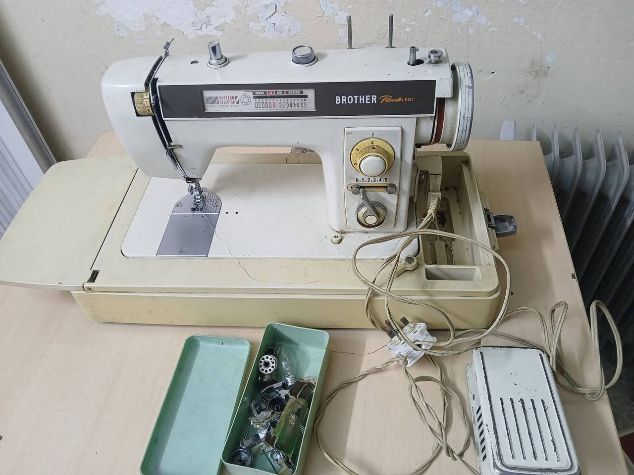 مكينة خياطة برذر ياباني شغالة موضح ذلك بالفديو السعر 150 الف للاستفسار التواصل ع الخاص او الاتصال بالرقم ***********
