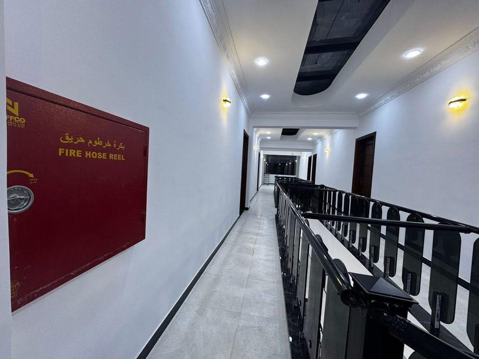 ببناء وتصميم حديث يليق بالمدائن واهلها بناية مميزة في سوق المدائن يتوفر داخلها كهرباء ٢٤ ساعة و مصعد كهربائي و مجهزة بالكامرات ووسائل الحماية و كراج مجاني 
 استثمر الفرصه من عيادات طبية ومكاتب علمية ومحلات تجارية وغيرها
للتواصل ***********
