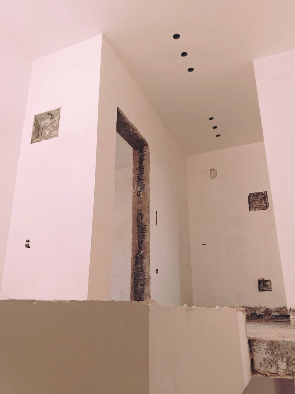 تحية طيبة معطرة تم انهاء اعمال البياض لمنزلين بمنطقة المنصور  حسب المواصفات الهندسية المطلوبة بالليزر وشكرا  ابو سلام ***********
