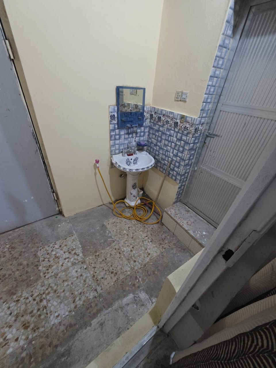 بيت 100للايجار حي نداء قرب مدرست الفرقان الاهليه 
طابق واحد ماثث كامل درجة اولى للاستفسار ***********
