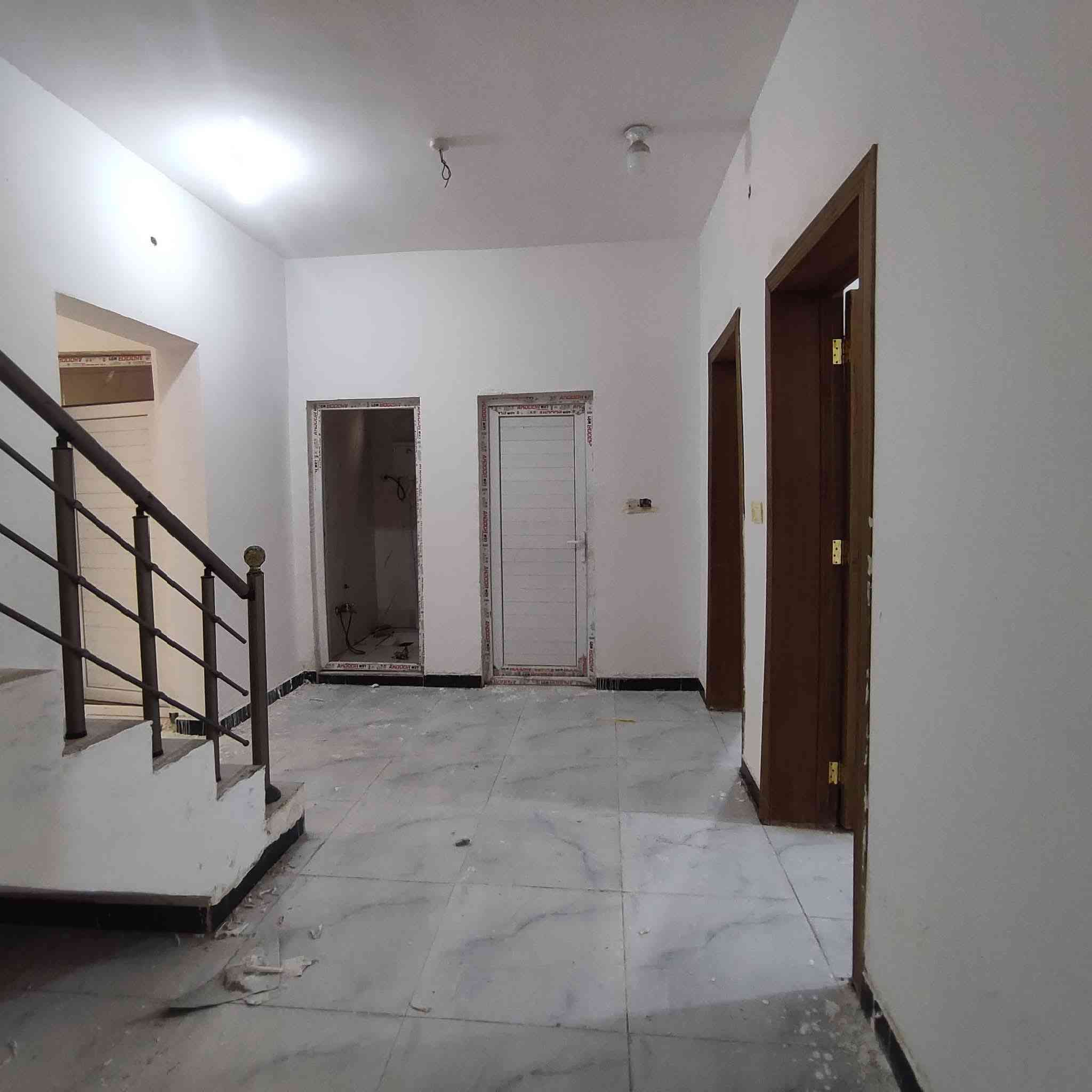 بمقدمه ٣٨ مليون مع المجال..
بيت جاهز للسكن فارغ حالياً ٢٠٠ متر..
الموقع مجمع بوابة المثنى السكني 
شارع ١٥ 
بصف الركن 
طابق واحد غرفتين وصاله ومطبخ وصحيات خارجية وداخلية وبراني وكراج..
مقدمه ٣٨ مليون 
طلب للدولة باقي ١٠٤ مليون تتحول باسم المشتري شرط جلب كفيل.. دفع شهريا ٥٤٨ الف 
للاستفسار 
***********
***********
أو زيارة مكتب المشرف للعقارات السماوة شارع الاسكان مقابيل صيدلية النورين رواد..
