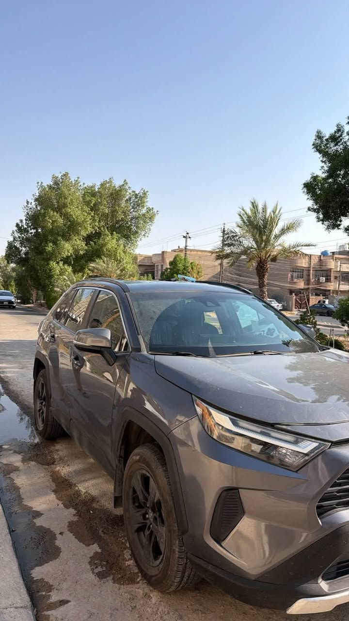 سياره راف فور موديل22 كفاله من الضربه الضرر الوحيد من امريكا هوه صبغ حزام من امريكا مو هنا السياره ما يحتاجله ايشي كامله من النواقص ومحرك قبل يومين سويتله صيانه كامله السياره حلوه جداً احلى من الصور بلواقع مكاني بغداد السيديه او معارض البياع هم موجود سعرها 190 وبيه مجال السياره فه xle يعني فوولللل قماره حديد لون رمادي مثل ما ذكرت فول قماره حديد داخل اسود للاستفسار ***********بي واتساب ورقم موجود وتحويل موجود باي وقت تريده حاضر  السياره ما معتازه اي صرف !!!!صبغ حزام فقط بدون حادث من امريكا يعني شخوط هناك وصابغيه فقططططططط!!!!! وبيه مجال ماشيه68000كم

