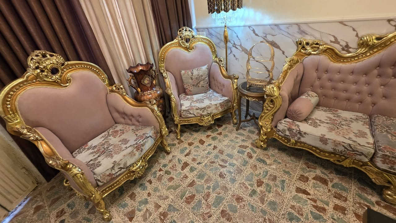 يا الله السلام عليكم للبيع ستقبال كامل يعني التخم ولثريات وفاز وساعه ولوحه يعني كول الي بلصور ابيعه  ولملحقات  الي ويا التخم  زان مصري مطلي بماء الذهب  تخم كلش قوي الله شاهد سعر قفل من الاخير مليون ونص والله مكلفني ب 5 ملايين ونص بس توازيت ع بيعته 
***********
