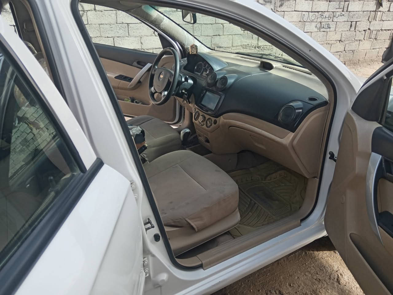 سياره افيو موديل 2011 سياره مكفوله من كلشي كير مكينه حداديه خير من الله بيه بارد شي قليل سعر 76 وبيه مجال ***********
