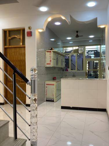 السلام عليكم  بيت للبيع بناء جديد للبيع العنوان حجي حسن الاولى مقابيل الجمعيات بصف المسيجة مساحة ١٠٠متر مربعة طابو  ٢٥ على الشارع عام الواجهية ٦ ونص  والنزال١٩ غرفة نوم ٦ الطول مترات والعرض ٤ ونص 
الاستقبال ٦طول  و٣ ونص العرض  المطبخ عرضة ٣ والطول ٤ 
الصالة ٣×٤  الحمام والمنور داخلي والصحيات خارجي الطرمة ٣ الطول والعرض ٦ ونص 
السعر70 و بي مجال 
للتواصل على ***********
