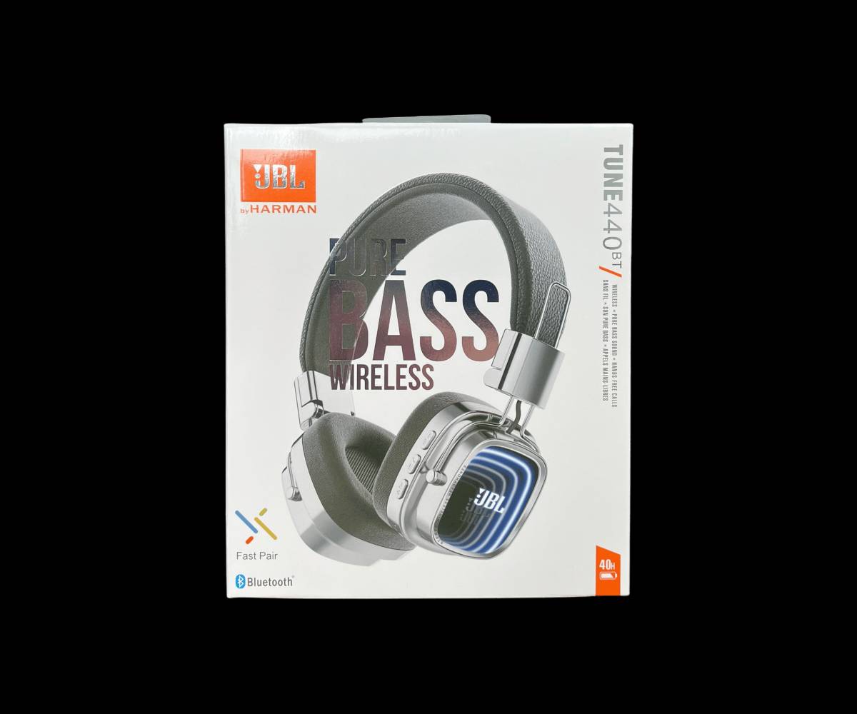 السعر 28 الف و التوصيل مجاني لكل المحافظات 

سماعة رأس بلوتوث JBL TUNE 440BT بإضاءة 3D LED – صوت Pure Bass

الاستخدامات:

الاستماع إلى الموسيقى بجودة عالية وباس قوي.

مشاهدة الأفلام والمسلسلات بصوت واضح ومحيطي.

إجراء المكالمات بدون استخدام اليدين.

الاستخدام اليومي في المنزل، العمل، أو أثناء السفر.

مناسبة للطلاب، الجيمينغ الخفيف، والتنقل اليومي.

المميزات:

تقنية JBL Pure Bass Sound لصوت عميق ونقي.

إضاءة جانبية 3D LED مضيئة بتصميم عصري جذاب.

اتصال Bluetooth V5.3 سريع وثابت.

تدعم Multi-Point Connection (الاقتران بجهازين بنفس الوقت).

بطارية بسعة 400mAh.

مدة تشغيل تصل إلى 40 ساعة.

زمن شحن تقريبي: ساعتين.

إمكانية إجراء مكالمات Hands-Free مع مايكروفون مدمج.

تدعم التحكم الصوتي.

إمكانية تشغيل عبر مدخل AUX.

منفذ شحن Type-C.

تدعم كرت ذاكرة TF.

أزرار تحكم جانبية (تشغيل، إيقاف، مستوى الصوت، تنقل بين المقاطع).

تصميم خفيف الوزن وقابل للطي.

وسادات أذن مبطنة ومريحة للاستخدام الطويل.

حجم الدرايفر: 40mm.

محتويات الصندوق:

سماعة JBL TUNE 440BT.

كيبل شحن USB.

دليل استخدام.

الملاحظات:

قياس الكارتون:

الطول: 16 سم

العرض: 7.5 سم

الارتفاع: 19 سم

تتوفر بعدة ألوان (أبيض، أسود، بني).

اللون والإضاءة يضيفان طابع مميز أثناء الاستخدام الليلي.

يفضل شحن السماعة بالكامل قبل أول استخدام.

أبعاد الكارتونة:

16 × 7.5 × 19 سم