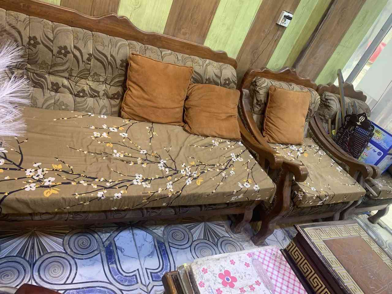 السلام عليكم
تخم كامل قنفتين وثلاث كراسي خشب اصلي 
عنوان بغداد الحرية ***********
