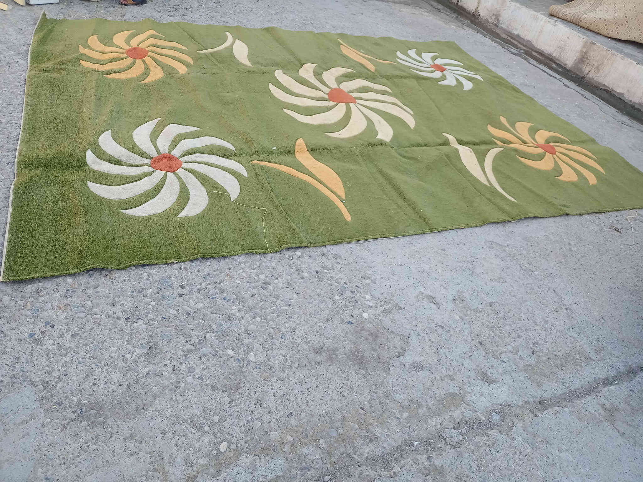 سلام عليكم فرشات للبيع واحده 6طول عرظ 3 واحد اربع طول عرظ 3 ومدات هم للبيع شلع 50 رقم تلفون *********** عنوان كركوك حي الحجاج
