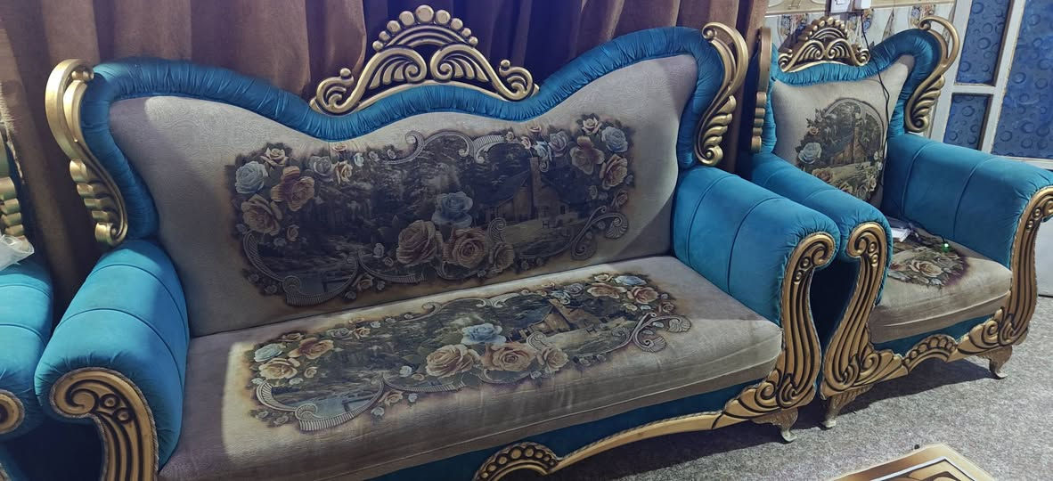 التفاصيل: تخم قنفات بتصميم كلاسيكي ملكي مميز، يتسع لـ 10 مقاعد.
الألوان: فيروزي ملكي مع خشب ذهبي، والظهر قماش بنقشات مناظر طبيعية وورود كلاسيكية راقية (مثل ما واضح بالصور).
حالة الإسفنج والخشب: بحالة جيدة جداً ونظافة الخشب ممتازة، الإسفنج ماله مريح وقوي والخشب متين. فقط يحتاج تنظيف
الموقع: بغداد / سبع البور / شارع السوداني .
السعر المطلوب: 550دينار عراقي (وبيه مجال طيب للشراي الصامل).
ملاحظة: التحميل والنقل يتحملها الأخ المشتري.
للإستفسار أو المعاينة، يرجى مراسلة الخاص أو الاتصال على الرقم: [***********]
