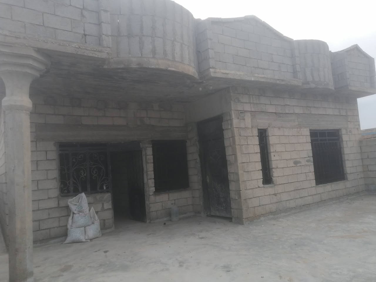 هيكل للبيع بالعيثات حي السلام بنهاية شارع العسرات مساحة القطعه216واجه12عمق18 الهيكل صاير ركن يتكون من ربعه الطول 8+العرض 4+هول الطول6+العرض3+غرفتين نوم الطول5ونص+العرض3ونص+مطبخ4+4
+حمام داخلي مع درج+بيتونه4+4

  واصل ماء تأسيس دفن مجاري مصبوب صبه ناعمه العايزو لبخ داخل وخارج فقط السعر 26وبي مجال حك جيتك 
الشراي ***********
