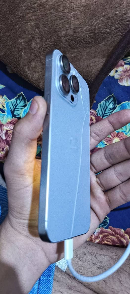 ايفون 15برو ماكس جهاز مامفتوح وكلش حلو بس هاي البضهر وما مئاثرة بطايريته 86 عنواني نجف حي العسكري ***********
