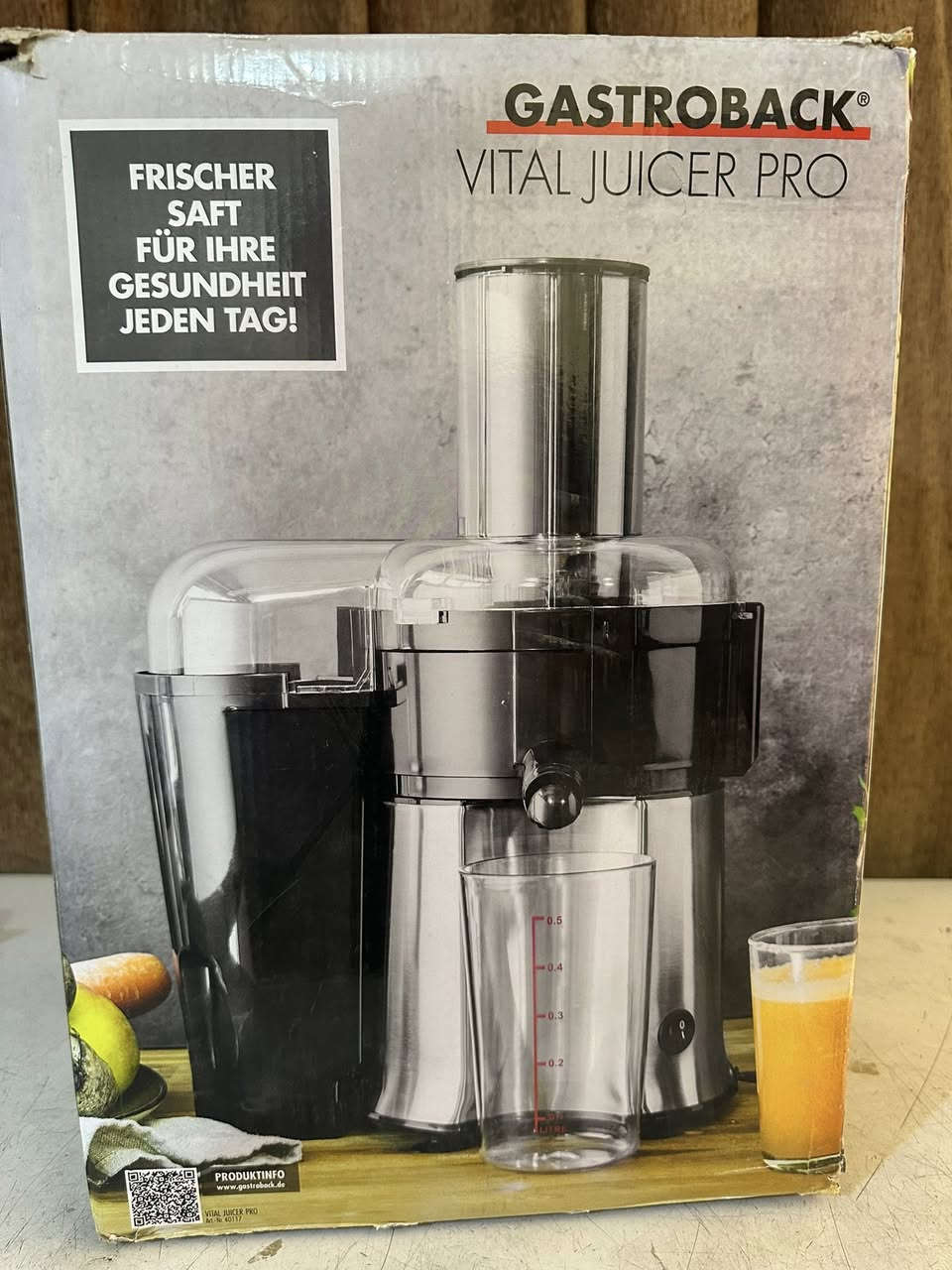 المنتج الموضح في الصورة هو عصارة الفواكه والخضروات الكهربائية Gastroback Vital Juicer Pro (الموديل: 40117).🛠️ المواصفات الفنية والخصائصالمحرك وقوة الأداء: تأتي بمحرك قوي بقدرة 700 واط.أنبوب التلقيم (فتحة إدخال الفاكهة): عريضة جداً بحجم XL (قطر 75 مم) تتيح عصر التفاح والجزر كاملاً دون الحاجة لتقطيعه.المصفاة: فلتر شبكي دقيق مصنوع من الفولاذ المقاوم للصدأ (Stainless Steel) لضمان نقاء العصير.الهيكل الخارجي: مصنوع من الستانلس ستيل المصقول المتين.سهولة التنظيف: الملحقات القابلة للفك آمنة للاستخدام في غسالة الصحون.💡 طريقة الاستخدام الأساسيةالتركيب: ضع وعاء العصر فوق قاعدة المحرك، ثم ركّب فلتر الستانلس ستيل واضغط عليه للأسفل حتى يثبت.قفل الأمان: ضع الغطاء العلوي الشفاف وتأكد من رفع ذراع الأمان المعدني (أو البلاستيكي الجانبي) إلى الوضع العمودي الصحيح، فلن يشتغل المحرك بدونه.التشغيل والكبس: ضع كوب العصير تحت الفوهة وحاوية اللب في الخلف. شغّل الجهاز ثم ضع الثمار في أنبوب التلقيم واستخدم الضاغط (Pusher) المرفق لدفعه لأسفل بلطف.


**إذا كنت صاحب هذا الإعلان وتريد حذفه لأي سبب، رجاءا أرسل رسالة إلى الدعم الفني**