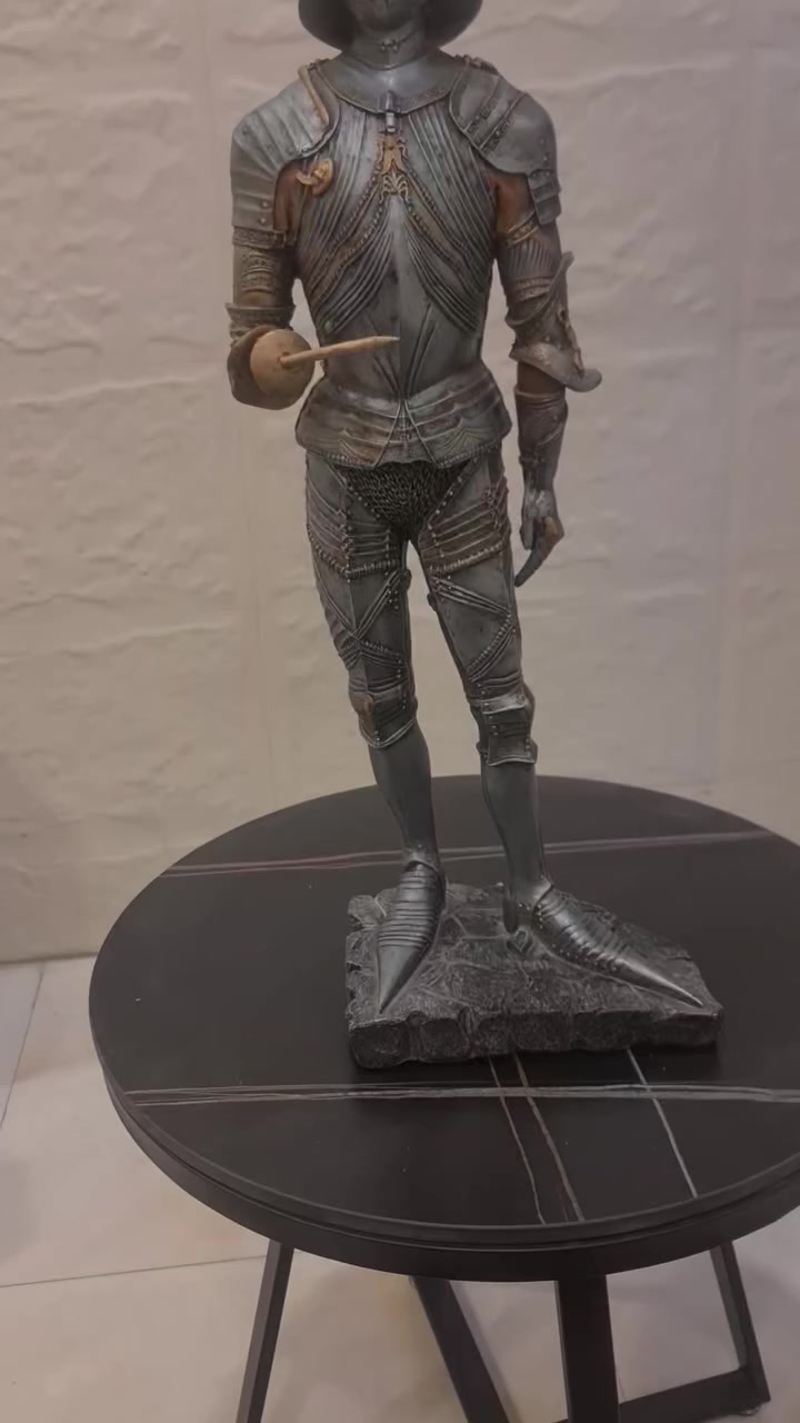 مجسم لجندي محارب مذكور قياساتة وتفاصيلة بالفديو السعر 50الف. المادة قوي جدآ. مو بورك لا؟ . اعتقد رزن الايف او عجينة قوي ابلاستك عظم... خاص او على الرقم ***********..
