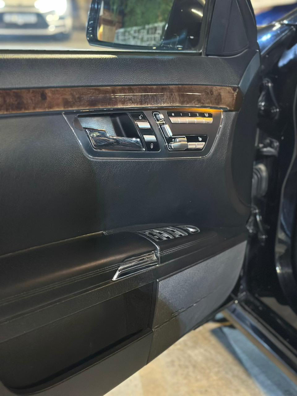 السلام عليكم سياره مارسيدس 550S
مديل 2007محدث بجم خلفي وامامي السياره ماشيه 114اليسارهً بيه بارد بسيط مشرلك با صوره وبيه ضربه ثانيه با صوره موضحه للستفسار وللتصال 
***********واتساب
***********هاتف 
مكان السياره بغداد زيونه شارع الربيعي 
لمعرفت السعر  تصل على لرقام لي موجوده داخل المنشور بيبان شفط
