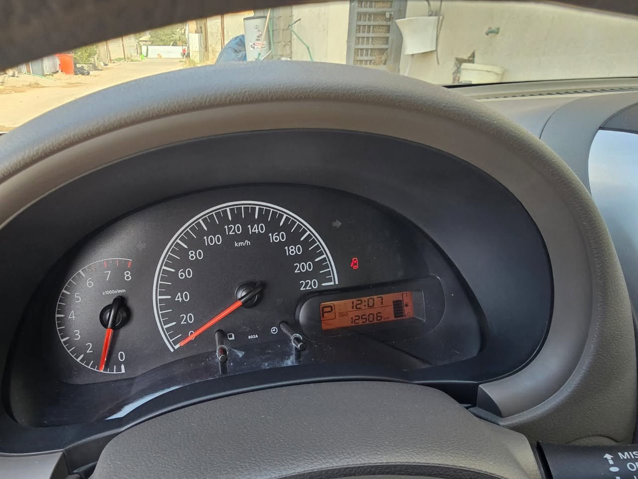 السلام عليكم 
نيسان سني 2025 
سيارة نضيفة بمعنى الكلمه
ماشية 12 الف 
بيه مكانين  طخات  باب سايق او جاملغ الخلفي 
سيارة عارضه 125 او بيه مجال 
واتساب 
*********** 
مكاني بغداد زعفرانية
