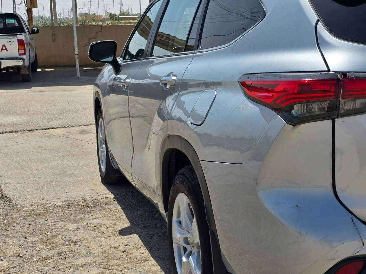 هايلاندر وارد أمريكي للبيع فقط
رقم السيارة : كركوك 

موقع السيارة : كركوك /قضاء الحويجة 

موديل: 2023 

السيارة بإسمي 

المواصفات:

محرك 4 سلندر توربو هايبرد

بصمة تشغيل 

بصمة ابواب دخول ذكي 

بريك كهربائي 

نظام اوتو ستوب 

نظام اوتو هولد 

وضعيات قيادة درايف مود سبورت .نورمال .ايكو 

مانع انزلاق تراكشن

نظام نزول منحدرات 

صندوك كهربائي 

رادار نقطة عمياء جانبي ‘

رادار خروج عن المسار 

رادار مانع تصادم امامي 

رادار خلفي للسيارة 

مقاعد صف ثالث يعني 7 راكب.  

شاشة كبيرة 

مداخل USB وتايبسي 

تحكمات ستيرن اوامر صوتيه فول 

4 تايرات جدد. 

والباقي عالشوف. 

رقم الشاصي:

5TDBBRCH1PS579077

الملاحظات: الچاملغ جهة السايق مبدل والسكن الخلفي تعديل بارد. 

صور الضرر مرفقة أدناه

رقم الهاتف:

  *********** / *********** 

السعر 285 ورقة وبيها مجال
