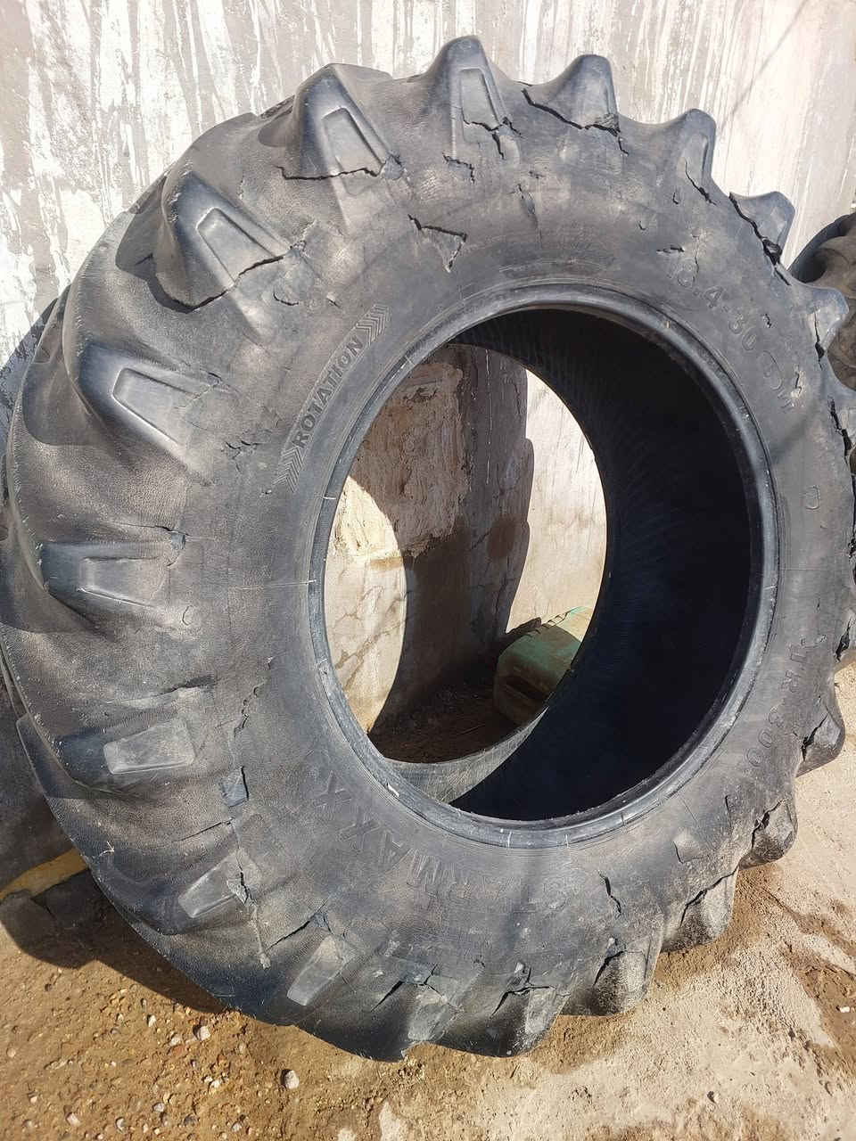 سلام وعليكم  تايرات تركي 30ع 18 يرهم ع نيوهولند وفوركسن سعر 225 . ***********
