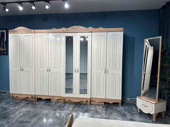 تمّ تفريغ موديل هوليا 
 9قطع 
كنتور مع ملحق 
سرير 
ميز تواليت 
كومدي عدد2
مراية 
طابورية 
درور 
ملاحظة ظهر بلوك 
برغي وچوي حديد 
السعر مليون و٤٥٠الف
للحجز واتس ***********
