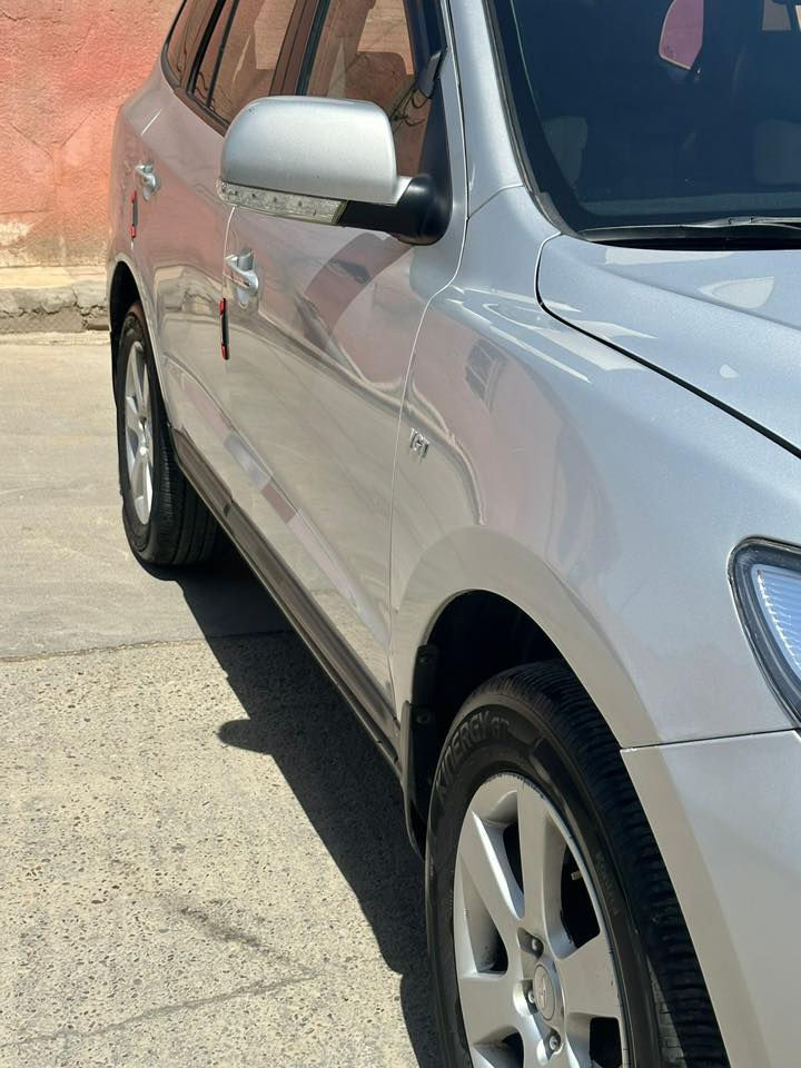 السلام عليكم  سنتافي 2010اصل ادوات ادوات.        (كصه جنطه )لحيم باجات.      1.متوم ارقام وسنويه طبق الأصل عل شاصي شمالي. 2.السياره 7ركاب داخل رصاصي جلد. فول موصفات فتحه تبريد تدفئه كشنات     3.تخم تاير حداده تبريد كير مكينه كفاله.  4.السياره كامله للخير ربع مذب عليه.          5.حصت كاز وين متروح بعده بدهن كوريا  6.دخول جديد 7.سياره جديده معنه الكلمه احلئ من الصور 8. مكان السياره بصره. سعره 53وبيه مجال للشراي  شي قليل يعني.                   9.☎️ ***********متواجد نت وشريحه.    بيع فقط بدون مراوس
