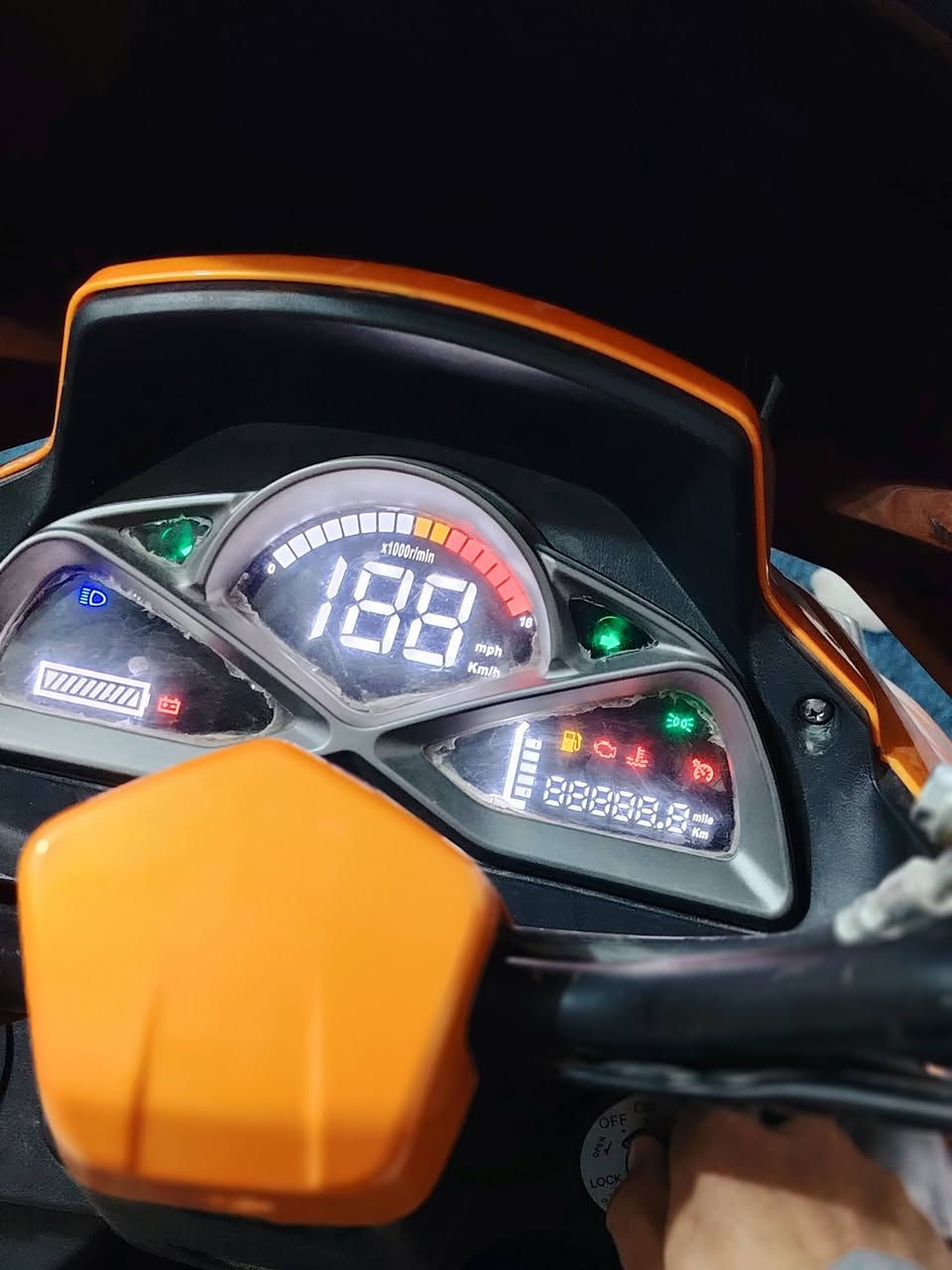 السلام عليكم شباب دراجه للبيع سكنس 750 اوبيهه مجال هاذه رقم الهاتف ***********
