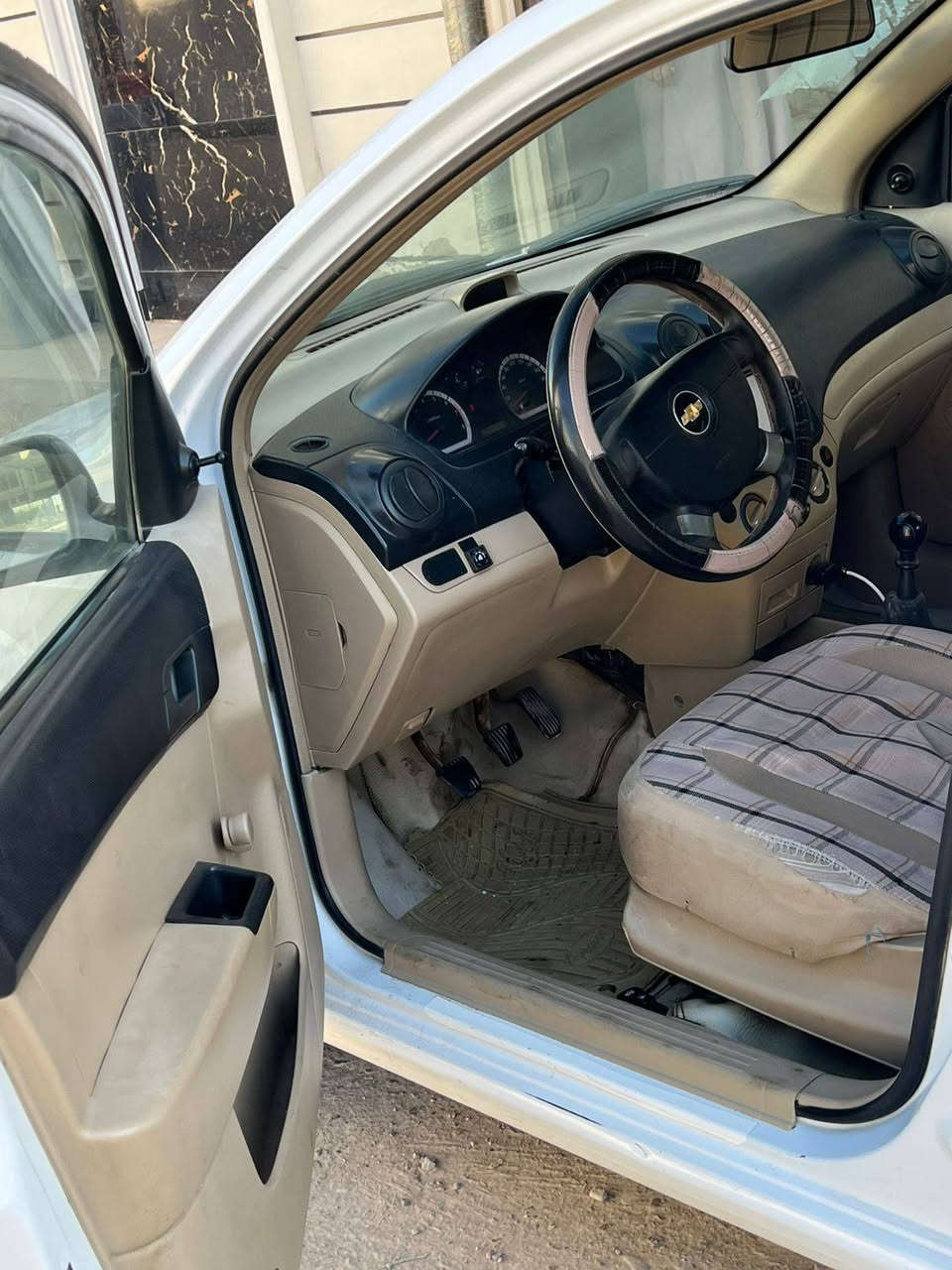 السلام عليكم ورحمه الله وبركاته من رخصة مدير الگروب المحترم للبيع شوفرليت اڤيو موديل 2011 شركة العامة مواصفات عاديه گير عادي گير ومحرك خير من الله جاهزه حداديه ومشط ستيرن جديدة  قبل يومين بدلته السيارة مشدود عليها منظومة غاز سنويه وهزه جديدة قبل خمس ايام حولتها رقم انگليزي رقمها واسط ( 29 ) السعر 60 وبيها مجال حگ الجية 
رقم الهاتف ,/ ***********
