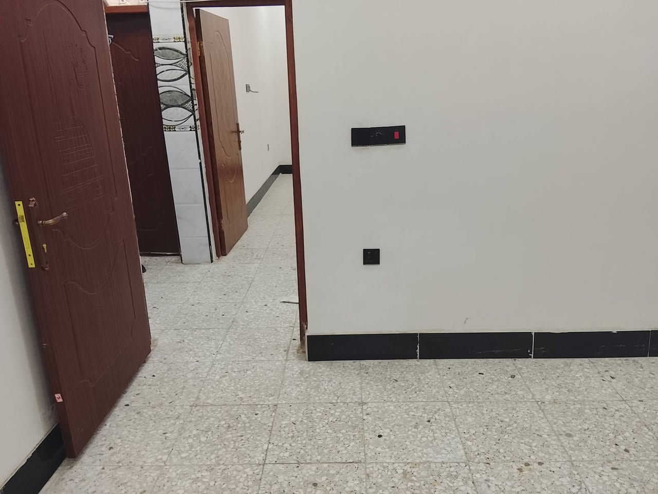 بيت للبيع 200م بغداد الحسينية بداية مسقط قريب ع شارع
مطلوب قرض اسكان 20مليون سعر البيت 90 
يرهم مقدمة وكل شهر 500 
رقم صاحب الدار *********** واتساب
