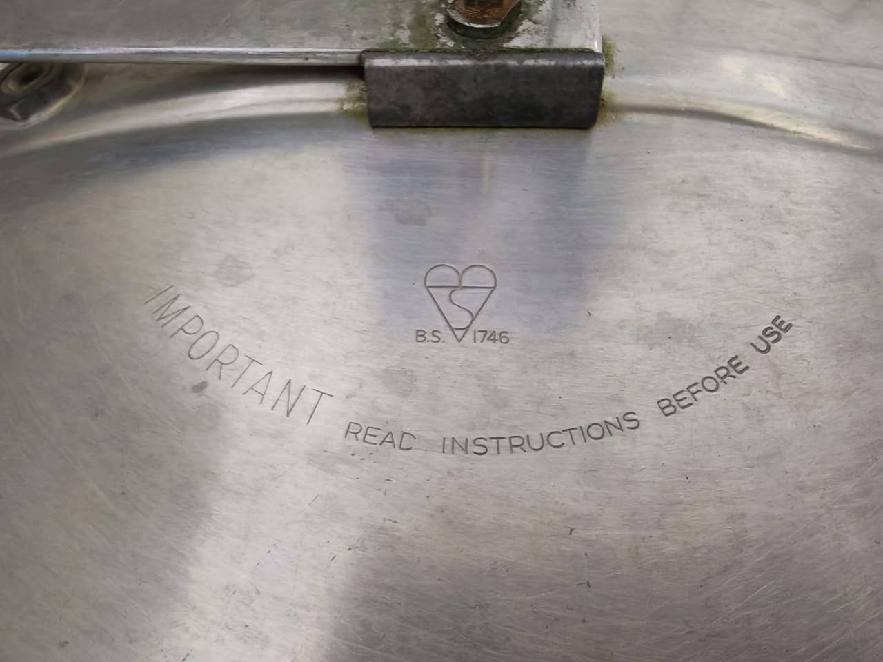 للاسف توصيل غير متوفر
مكاني بغداد الكرخ
جدر ضغط انكليزي الاصلي صناعة السبعينات شغال 100% لاستيكه موجود وطري بالاضافة الى  لاستيك اخر احتياط
 قطر الجدر   والارتفاع موضح بالصور
 ونظافه الجدر مبينة بالصور 
 للاستفسار السعر على الخاص


**إذا كنت صاحب هذا الإعلان وتريد حذفه لأي سبب، رجاءا أرسل رسالة إلى الدعم الفني**