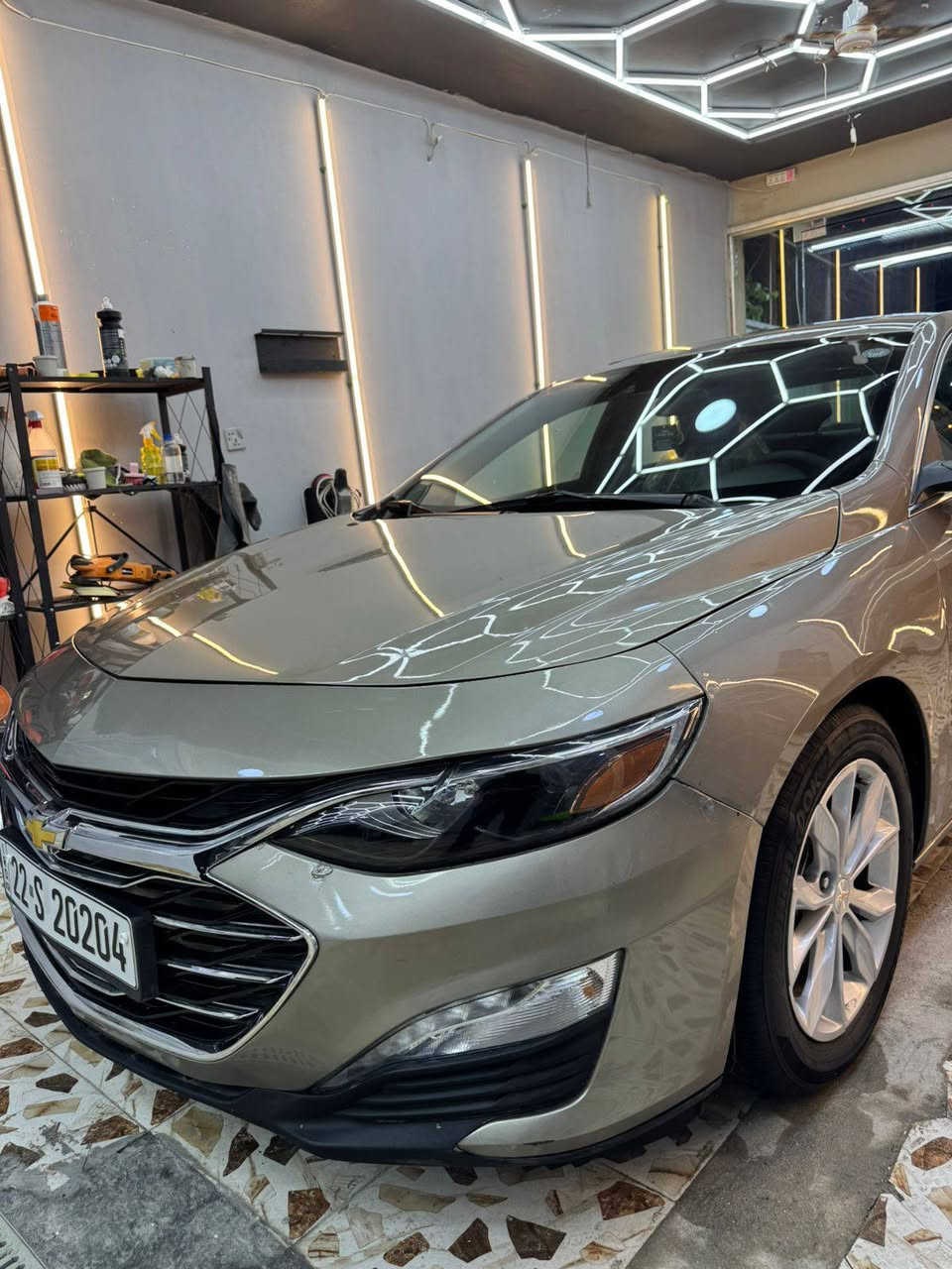 🔴 للبيع: شوفرليت ماليبو 2024 – وارد أمريكي 🔴
📌 الفئة: LT – فول مواصفات
📌 التسجيل: رقم أربيل مميز باسم شركة (تحويل أو وكالة)
📌 الحالة:
 • حادث سطحي فقط
 • بنيد + دعامية صبغ
 • بدون أي أضرار بالدواخل
 • محرك وكير  على كفالة عامة وسونار مرفق مع صور

📌 المواصفات:
 • محرك 1500 تيربو
 • بنوراما
 • Apple CarPlay + بلوتوث
 • كاميرا 360 درجة
 • رادارات
 • قيادة ذاتية
 • تحكم كامل من الاستيرن
 • تشغيل عن بعد
 • مقاعد كهرباء مع تدفئة وتبريد (كشن)
 • نظام تبريد قطعتين
 • مواصفات إضافية كثيرة

📌 الممشى: 19,000 الف (زيرو )

💰 السعر: 135$
🔹 قابل للتفاوض بشي بسيط
🔹 الصبح أتواجد في الربيعي 

📍 الموقع: بغداد – الحرية – شارع الدور

📞 أرقام الاتصال:
 • *********** اتصال
 • *********** واساب اسف على الاطاله 🙏🏻
