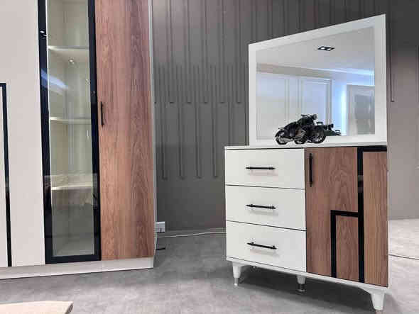 تم وصول موديل *الاسطوره*الرصاصي والجوزي
*6قطع*
*ابواب المنيوم جام ضد الكسر*
*اناره داخل الكنتور*
*اناره بالراس العالي مخفيه*
*شازلون مخزن*
*سرير مخزن دبل هايدروليك*
*برغي وجوي حديد*
*بسعر ٨٠٠
يوجد توصيل جميع المحافظات للحجز 
*********** واتس اب
