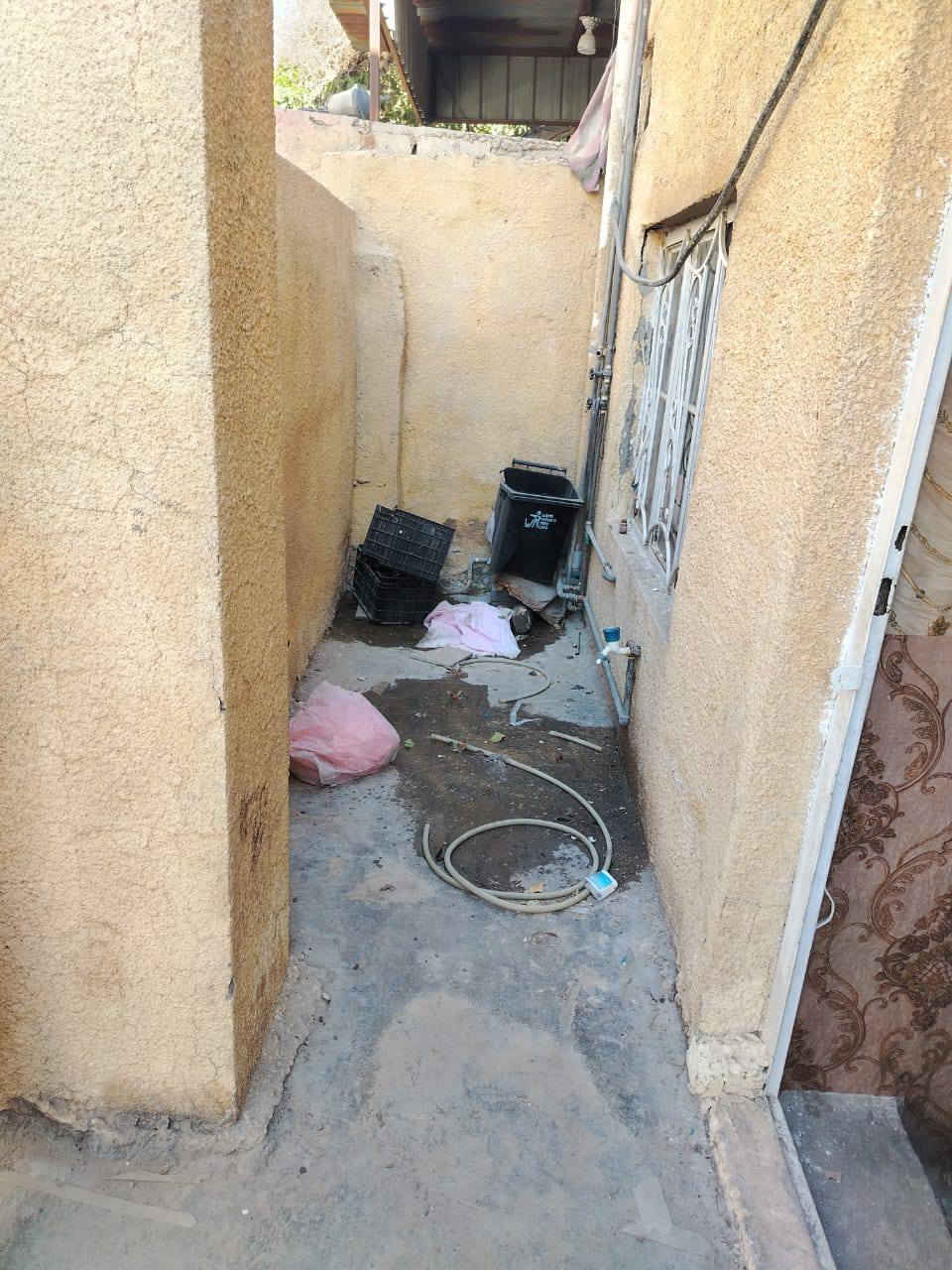 بيت للايجار مساحة 85 م طابق أرضي استقبال مطبخ وخدمات وغرفة نوم كبيرة ومنور وسطح وخزان ماء 
السعر 400 ألف (مطلوب عائلة صغيرة ) 
الدورة الميكانيك قرب جامع التوحيد 
*********** واتساب
