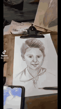 بنات اي وحده تريد ترسم شخص هديه احد متوفي
ابنها زوجه هديه عيد ميلاد عيد زواج عيد الحب

اخوي رسام مضبوط كدامكم رسمه وتجي كامله مغلفه مع كارت وعلاكه واطار

عنوانه كوت وعنده خدمه توصيل جميع محافظات العراق ٥

***********  الرسام قاسم محمد
