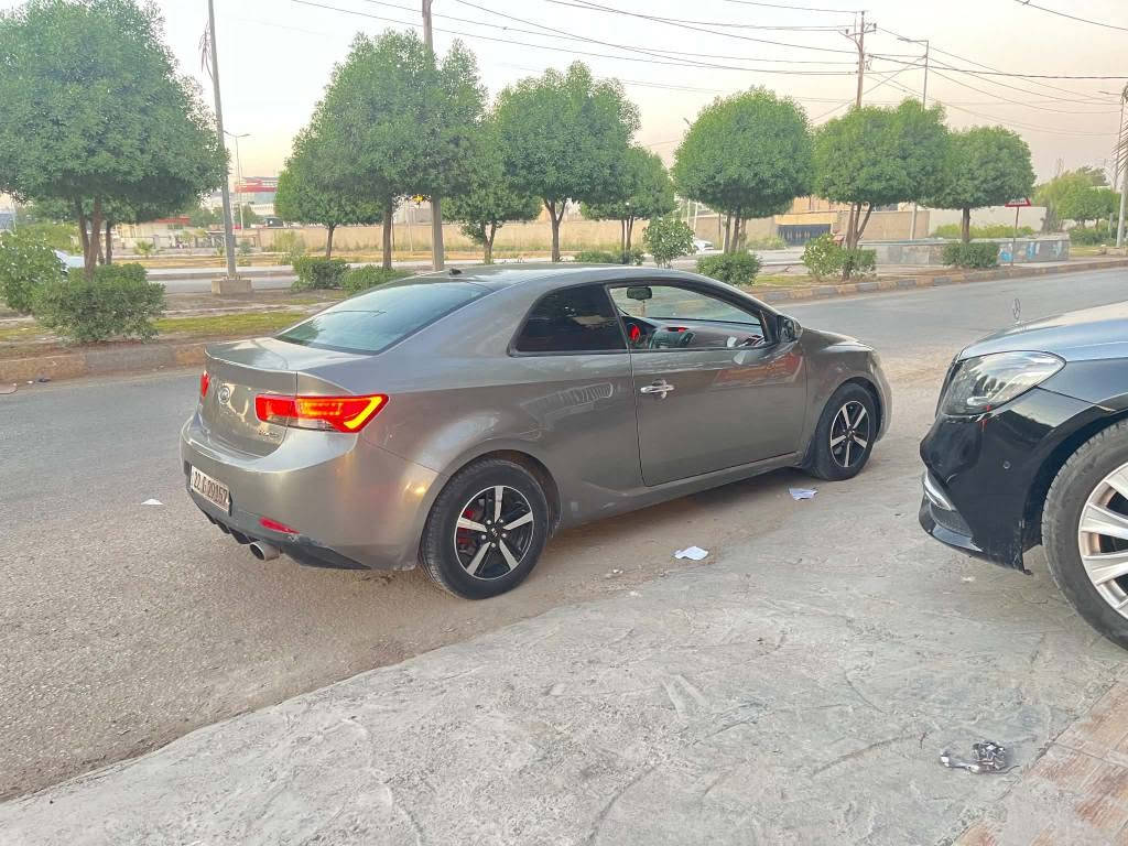 سيراتو ٢٠١٢ اربيل هزة سنوية ورقم كله جديد قبل اسبوع مكمل باسمنه مو باسم كردي كير مكينة مكفول نقصه فقط تبريد صبغ بدون دواخل باب وجاملغ خلفي جه سايق
جاملغ امامي و جاملغ خلفي جه راكب 
صبغ اثر دحجات وشخوط رقم صاحب السيارة  *********** المكان بغداد الكاظمية بغداد, العراق
